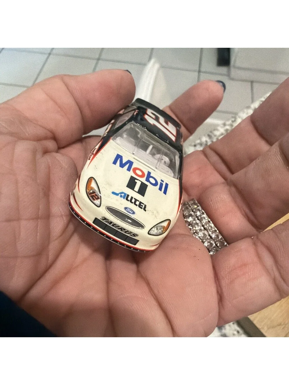 NASCAR 1:64 #12 Ryan Newman Mobil1 Speedpass Ford Taurus VTG *